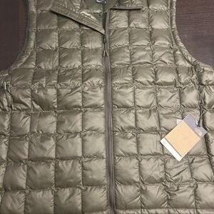 NWT - Mens THE NORTH FACE Green THERMOBALL Lightweight Vest (XL)